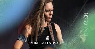 Bilde av Tora Dahle Aag&aring;rd som spiller gitar